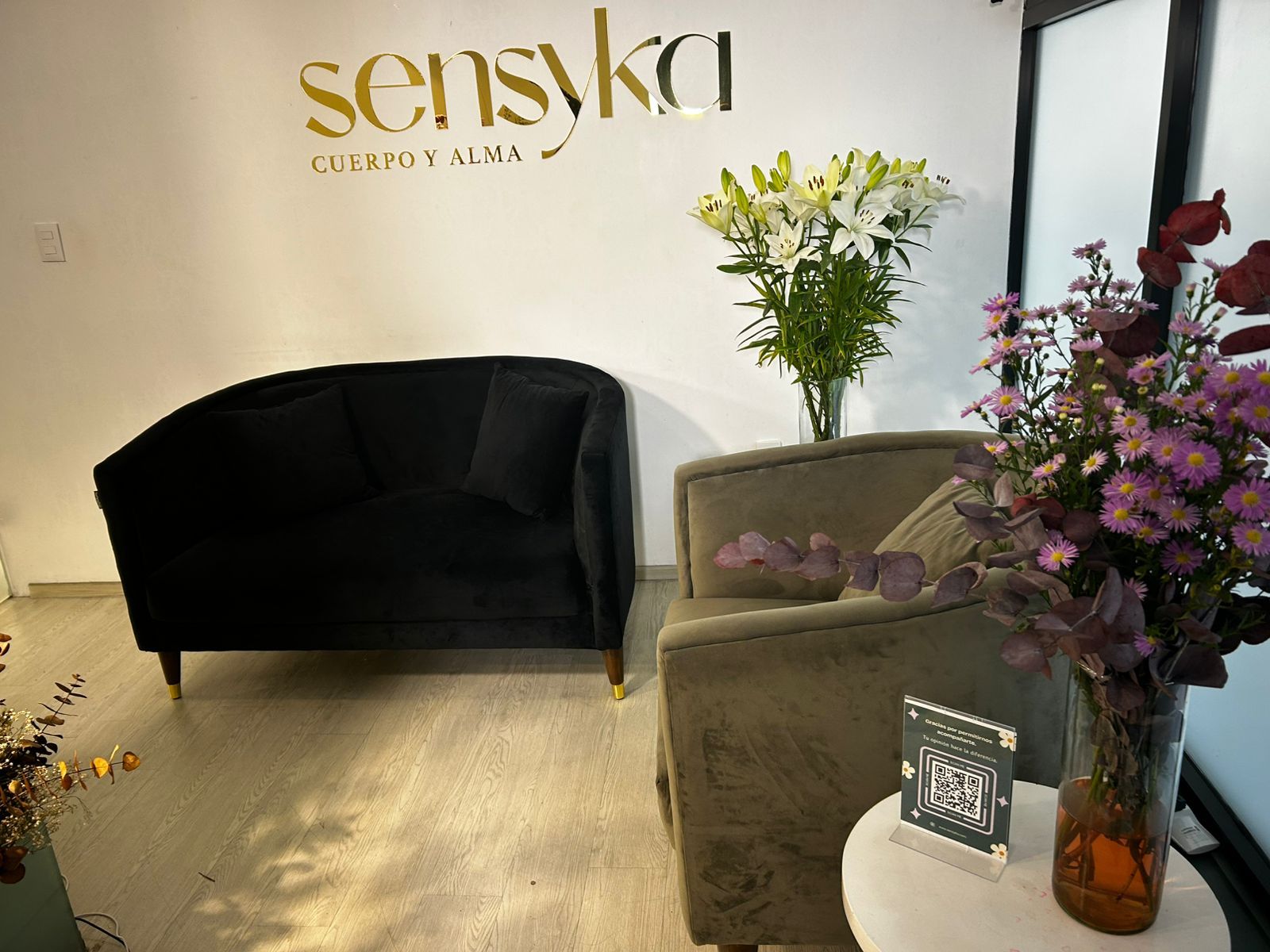 Sala de espera con sillones de terciopelo